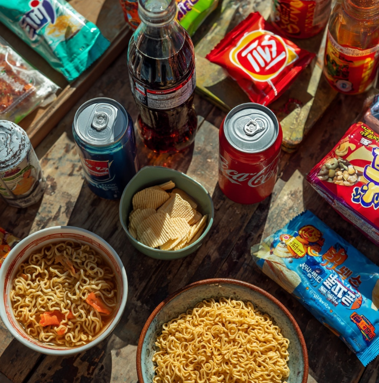 과자와 페스트푸드를 식탁위에 올려놓은 장면