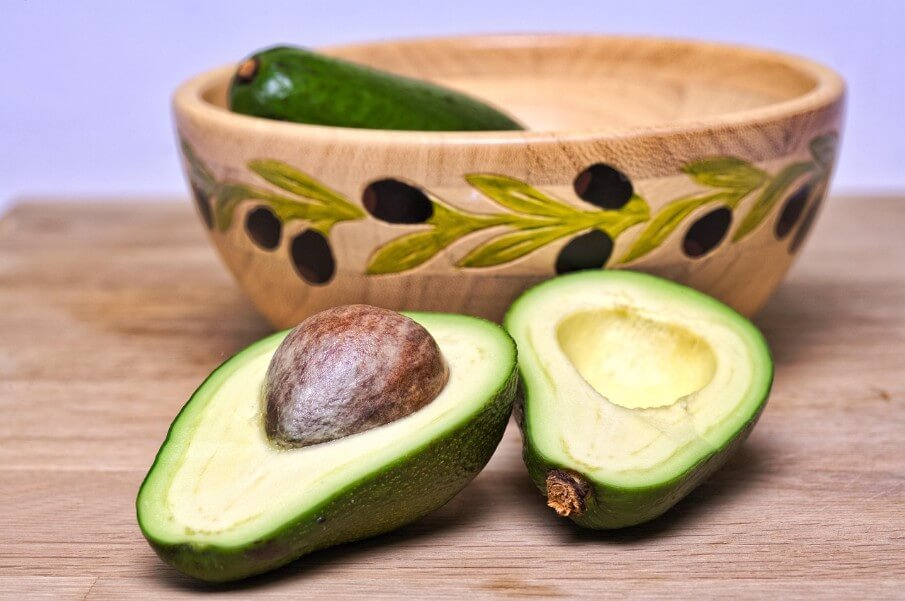 아보카도를 반으로 자른 모습