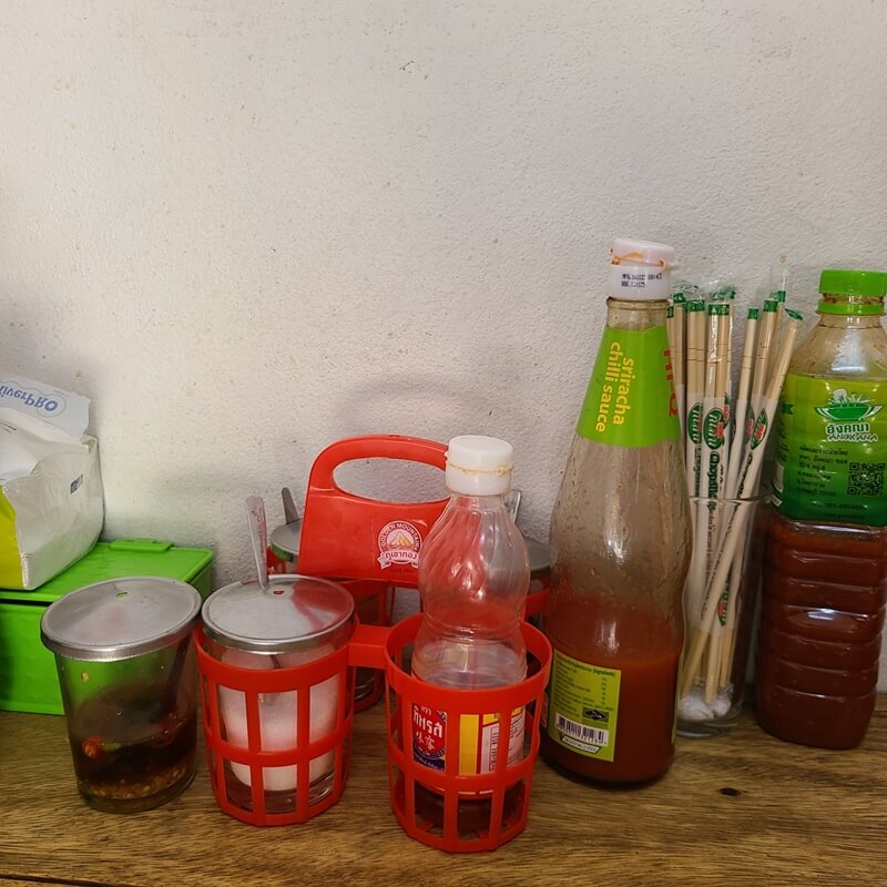 테이블-한쪽에있는-각종-소스