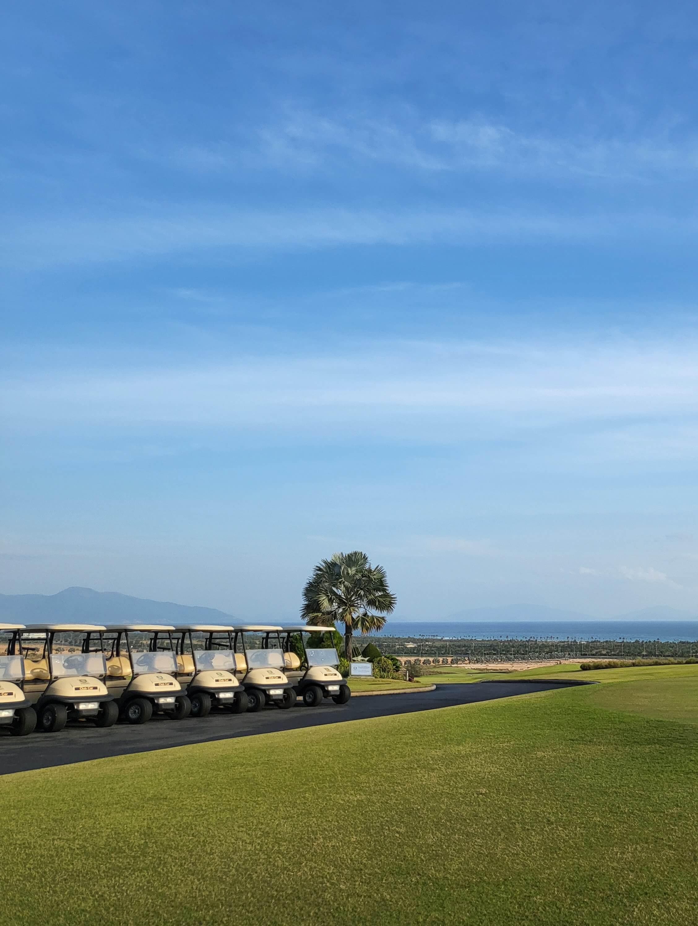 KN골프링크스 클럽하우스 전경 카트가 줄지어있슴