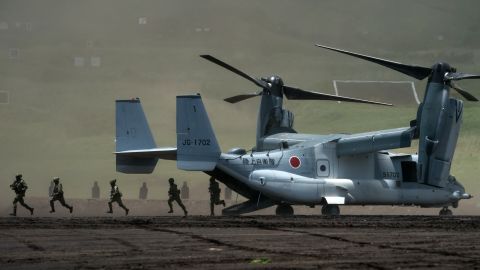 2022년 5월 28일 East Fuji Maneuver Area에서 실사격 훈련을 하는 동안 일본 육상 자위대 대원이 V-22 Osprey 항공기에서 내립니다.