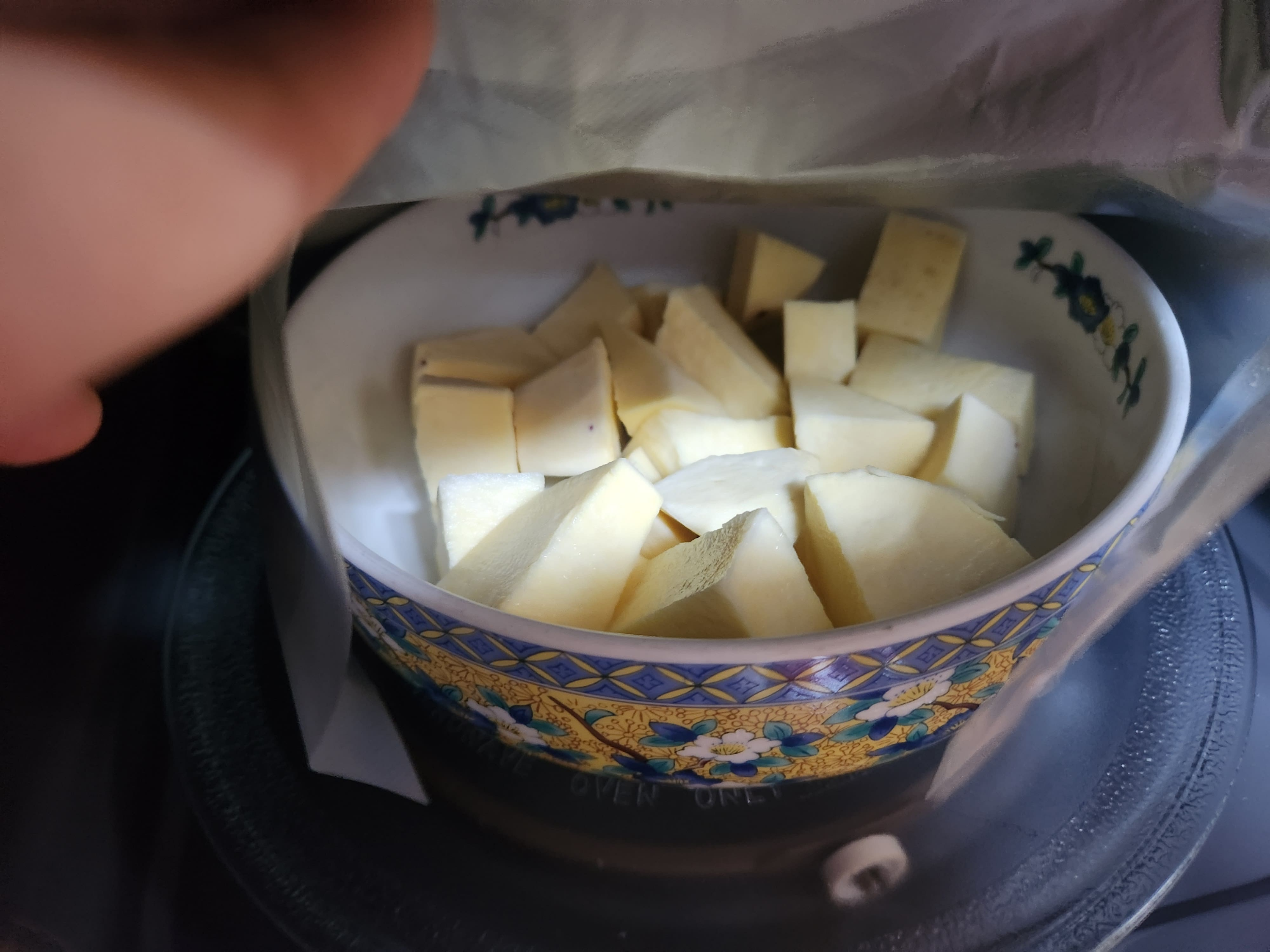 전자레인지에 3~5분 정도 돌리기