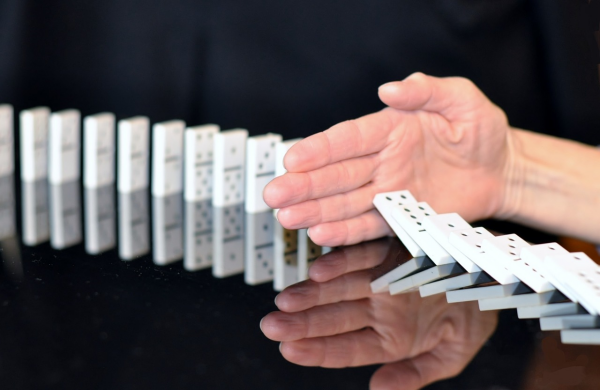 dominoes-665547_1280.webp