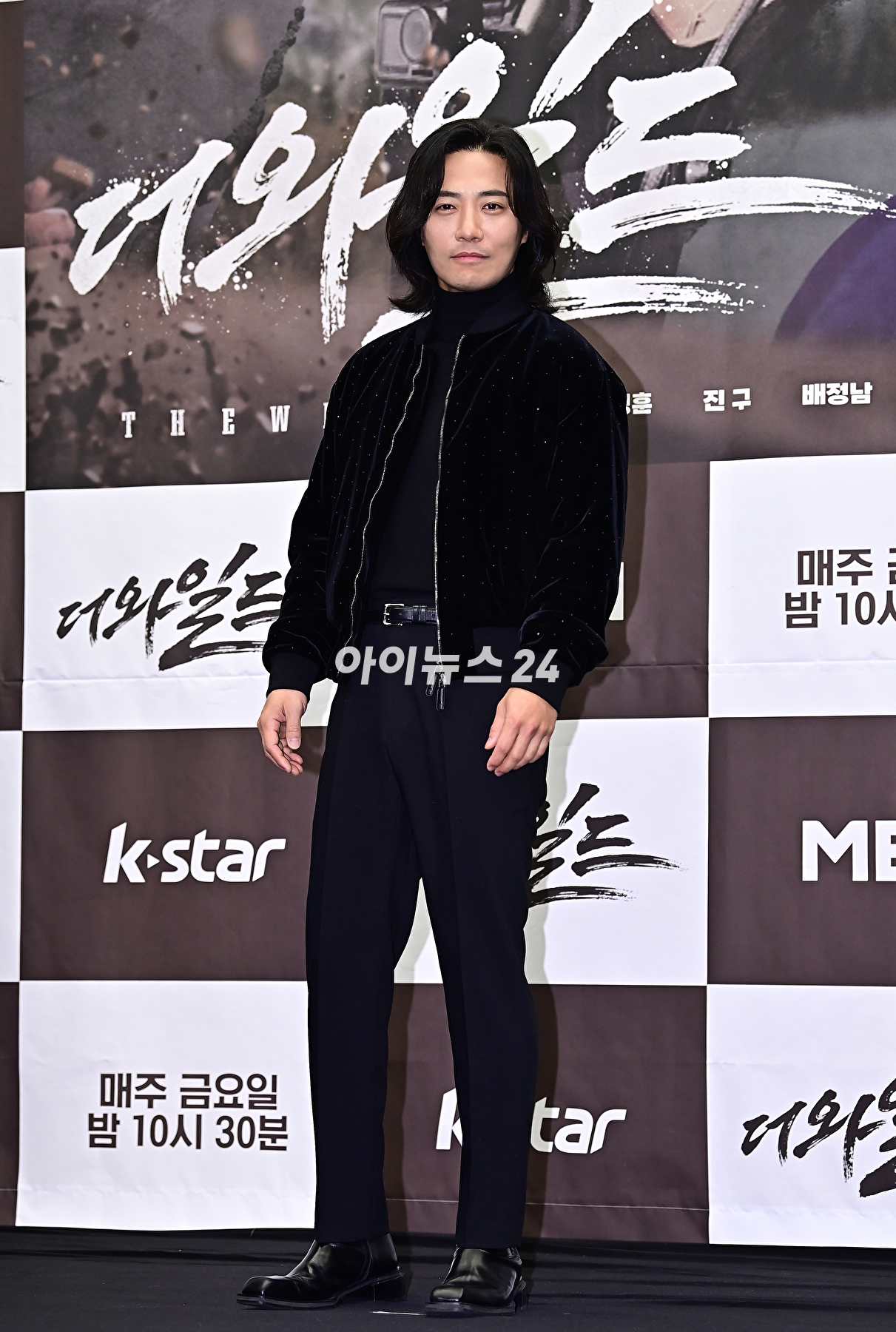 배우 진구가 3일 오전 서울 상암동 스탠포드 호텔에서 진행된 MBN 새 예능 &#39;더 와일드(THE WILD)&#39;제작발표회에서 기념 촬영을 하고 있다. [사진=곽영래 기자]