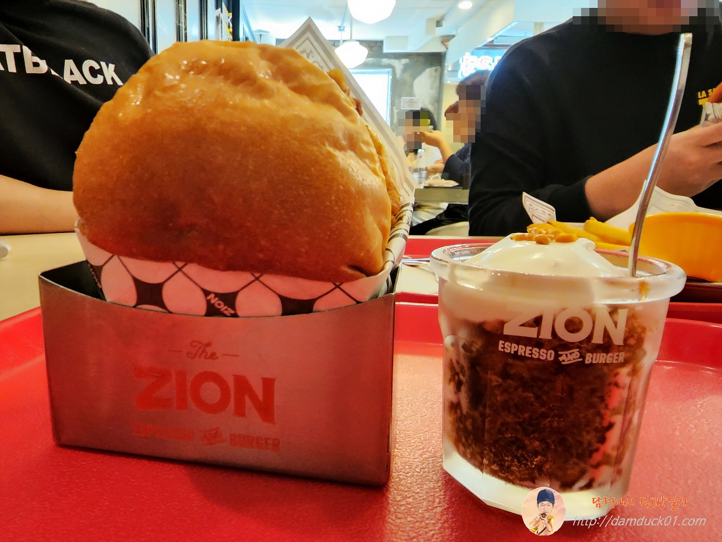 내슈빌 핫 치킨 버거와 그라니따