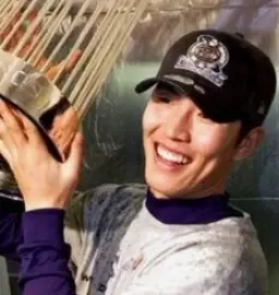 연금-트로피를 들고 기뻐하는 김병현