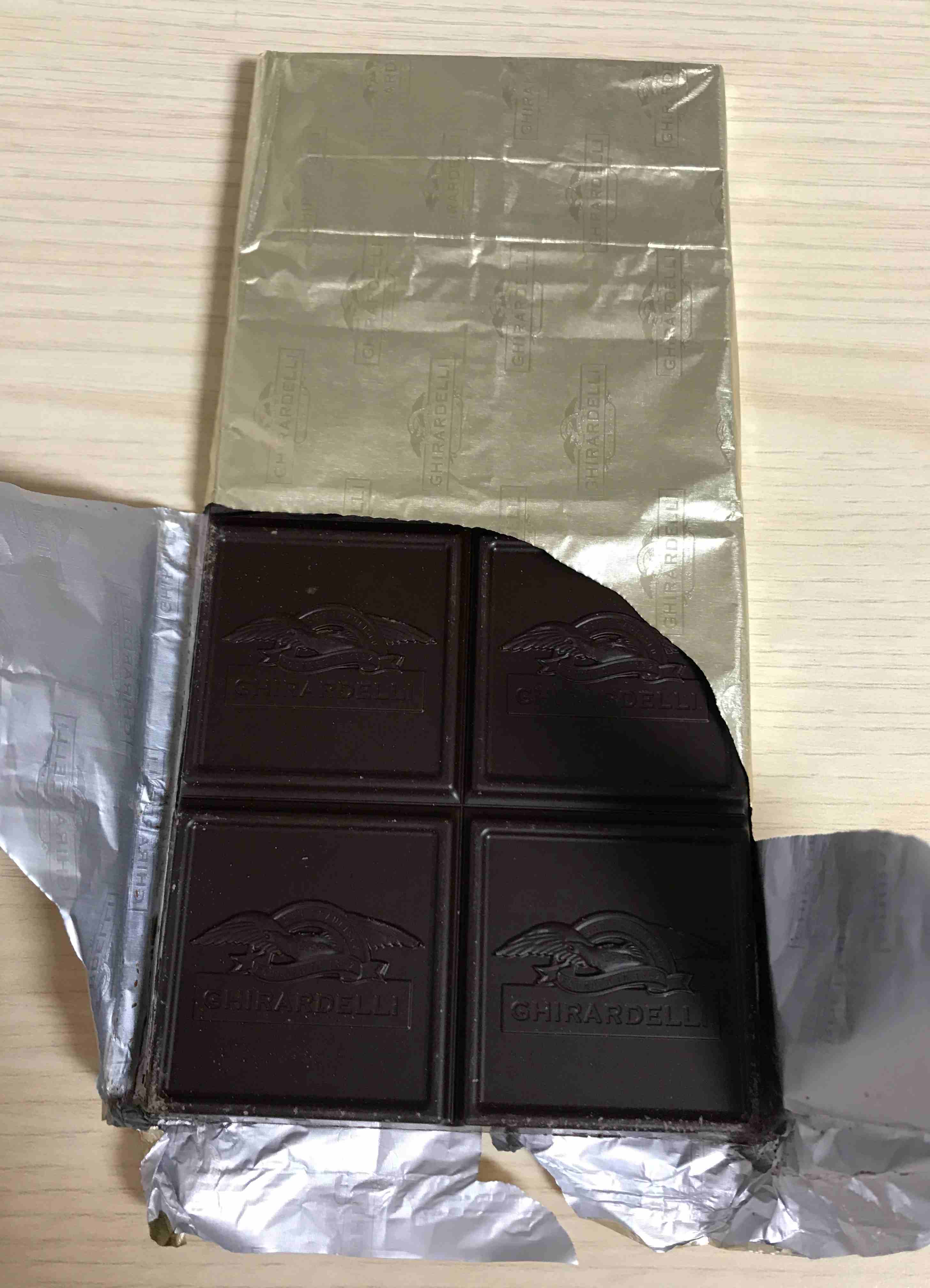 기라델리 다크초콜릿이 은박지에 싸인 모습