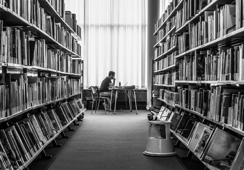 고민하는 직장인의 모습