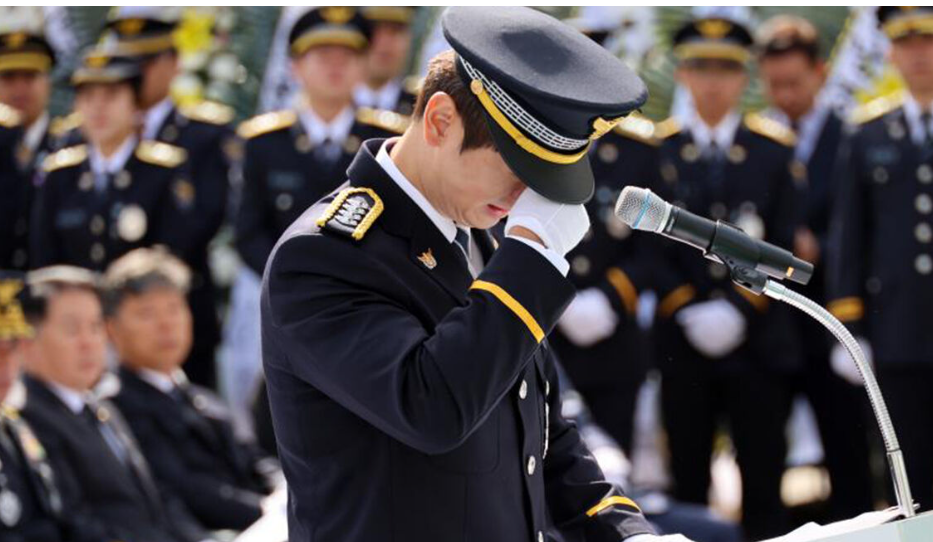 외상후 스트레스로 동료를 잃은 슬품 속에서 추도사를 하는 모습
