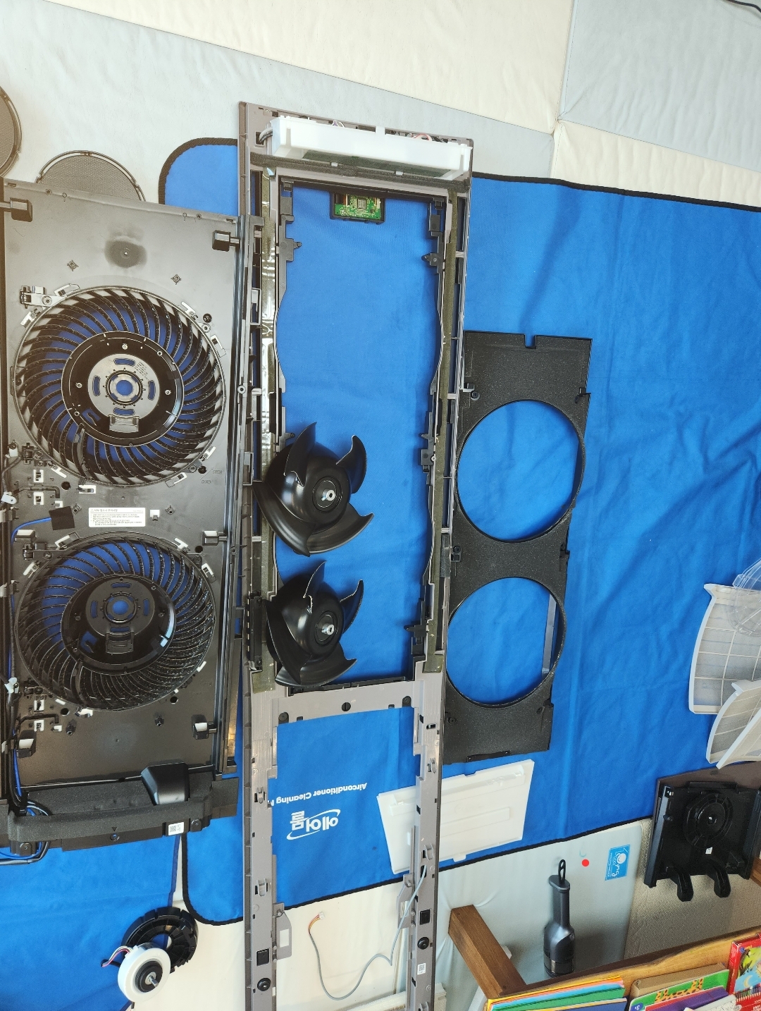 청소를 위에 에어컨을 분해한 이미지