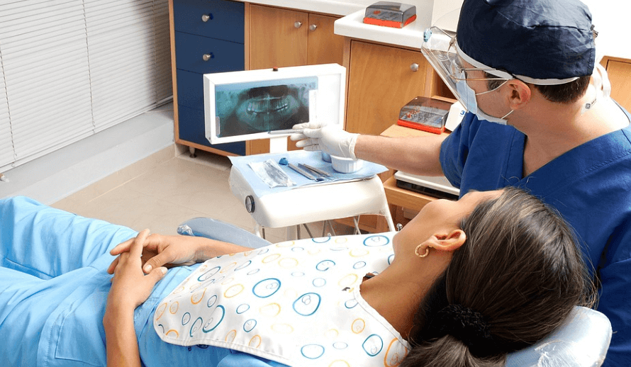 치과 의사와 치아 엑스레이를 살펴보고 있는 환자