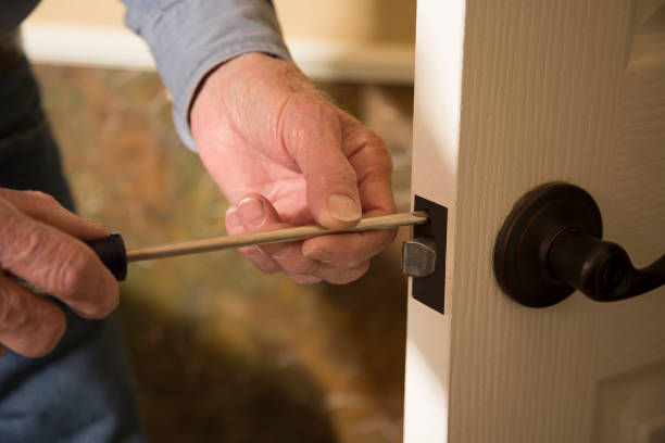 손잡이-나사를-푸는-모습