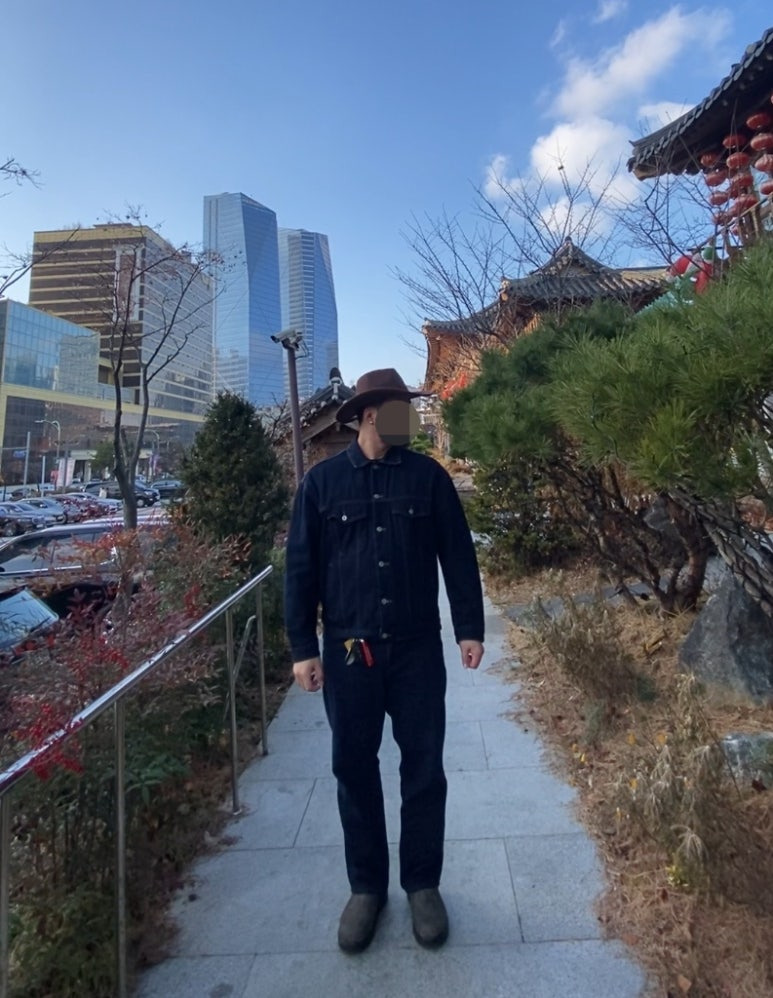 데일리룩('25. 12. 14.)유니버셜 케미스트리 페도라 카우보이모자 웨스턴모자, 무신사스탠다드 생지 데님트러커재킷, 무신사스탠다드 생지 데님팬츠, 블런드스톤 585 러스틱브라운