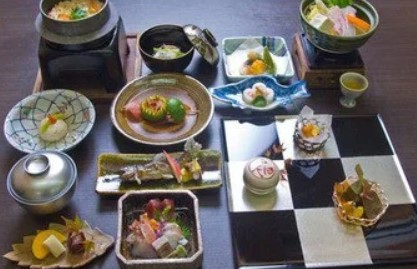 공예품처럼 작은 그릇에 장식되어 있는 일본 음식