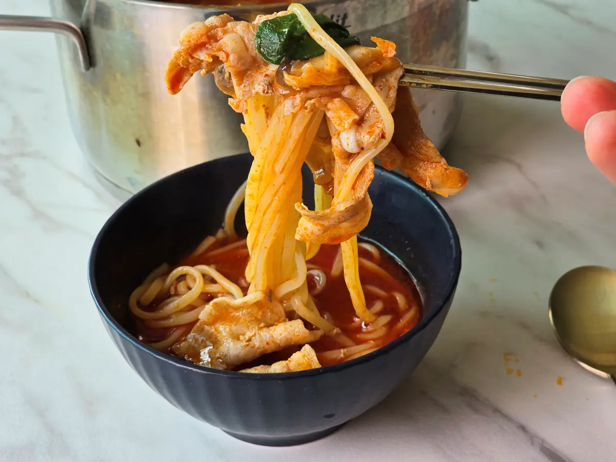 썸네일용 대표이미지(Featured Thumbnail Image): 한 젓가락 들어올린 고메짬뽕