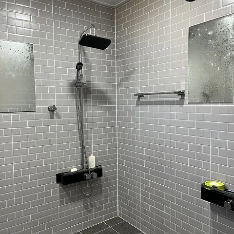 초이스캠프 실외 샤워실