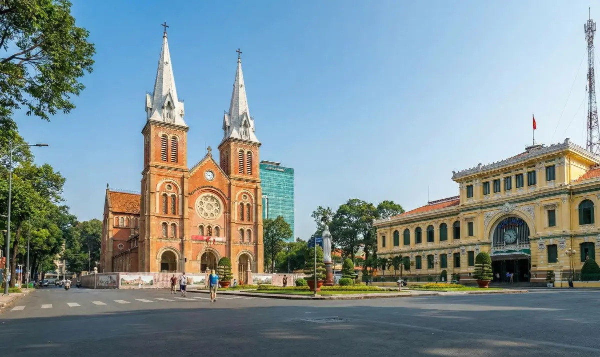 붉은 벽돌이 인상적인 호치민 노트르담 대성당의 웅장한 외관