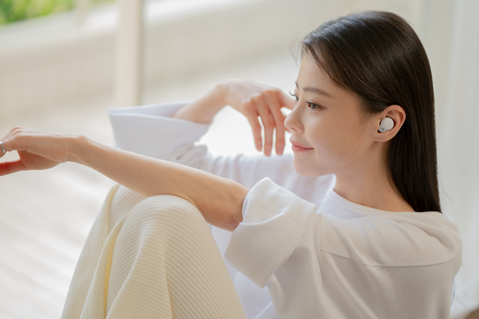 링크버즈 S를 착용하고 휴식하는 사람