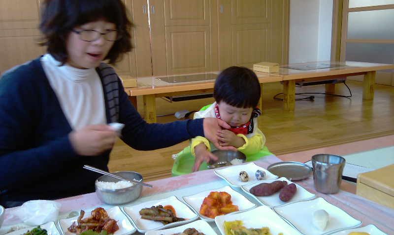 순천만가든에서 식사하는 아기와 엄마