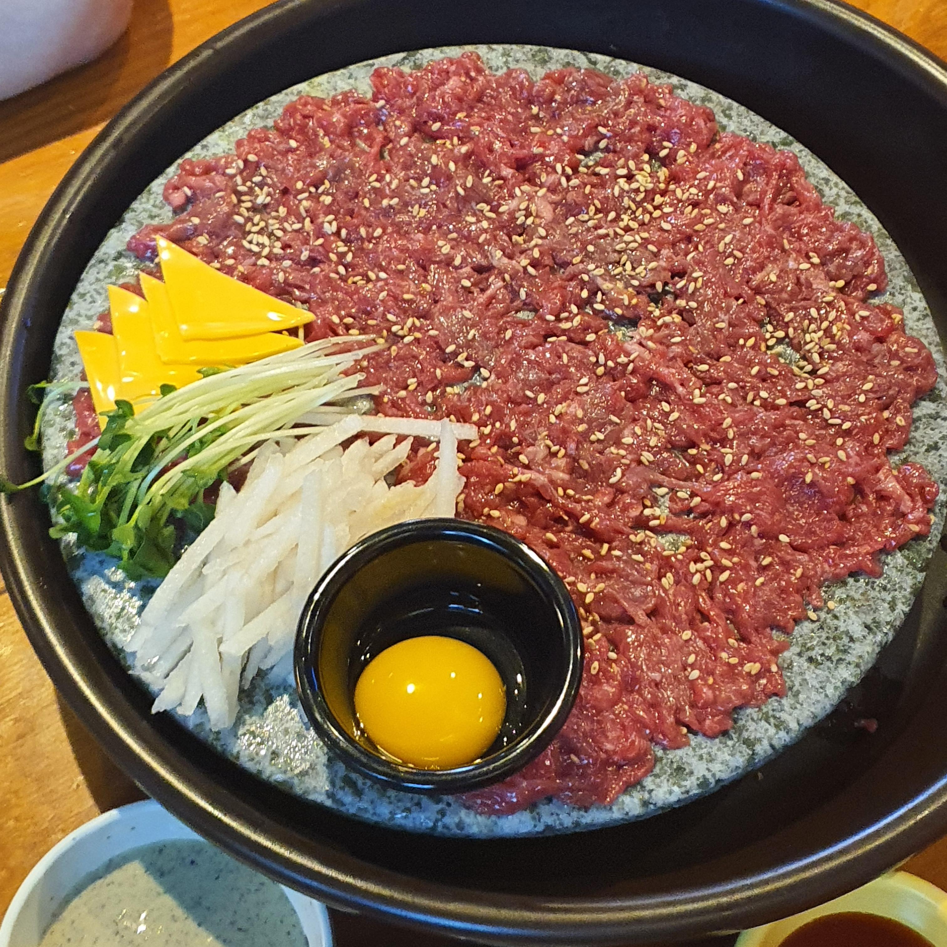 돌그릇에-담긴-소육회와-날계란