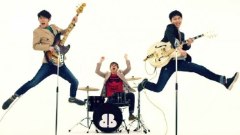 장범준과 김형태가 기타와 베이스를 들고 점프를 하고, 브래드는 드럼 자리에 앉아 있는 사진
