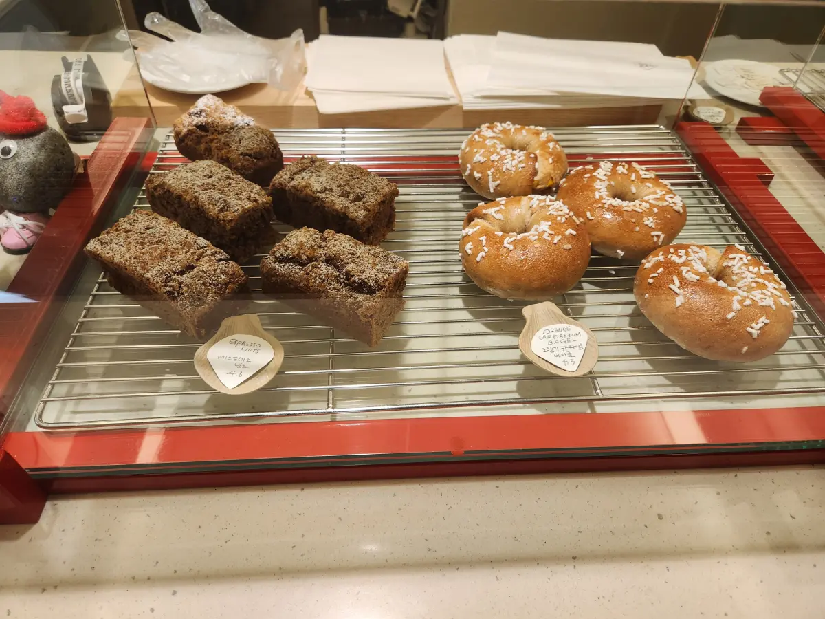 서울-종로-서촌-프랑스-빵-맛집-빵지순례-마사마드레-쇼케이스-에스프레소-넛츠-오렌지-카다멈-베이글