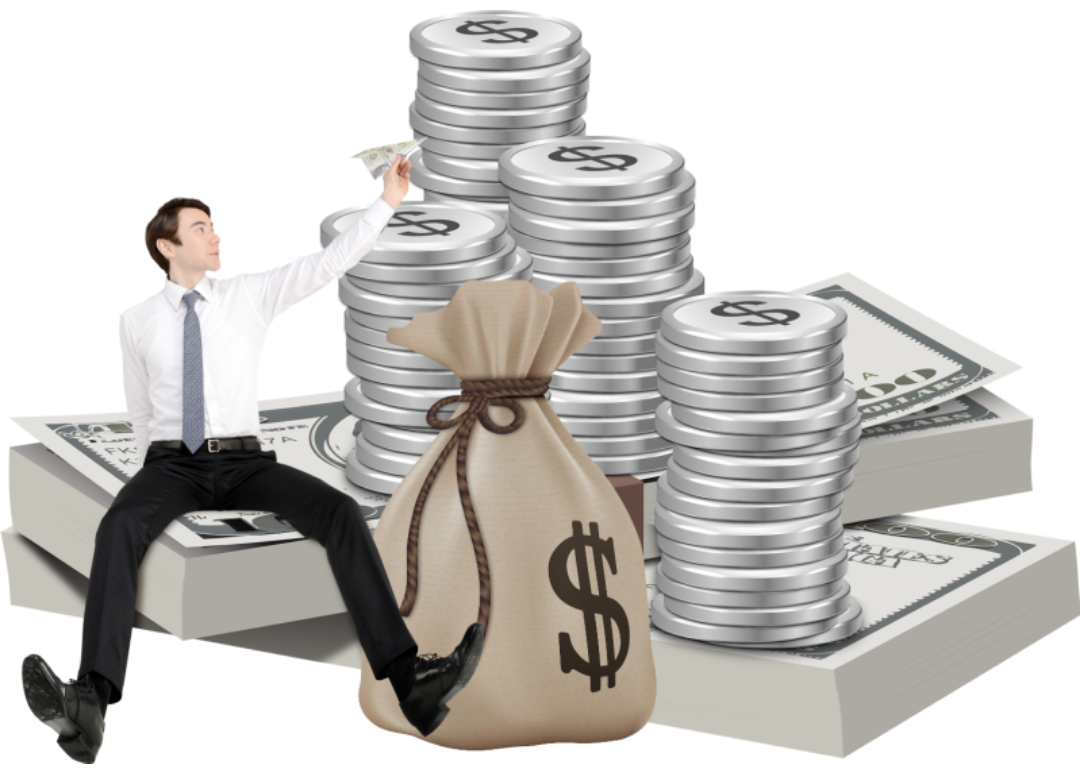 한 남성이 돈다발 위에 앉아있고 은색 동전들도 쌓여 있다.