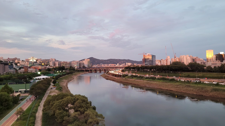 중랑천을 분홍빛으로 물들이는 저녁노을