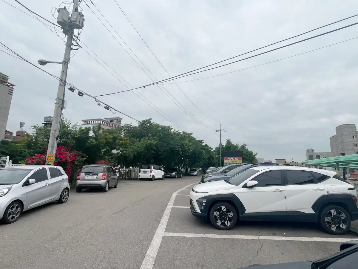 뚝방집 주차장 모습
