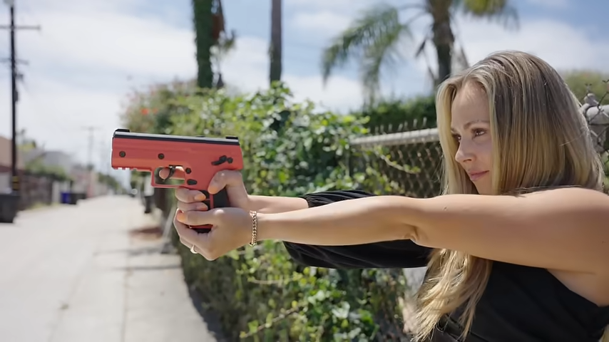 후추 스프레이 건을 들고 조준하는 미녀