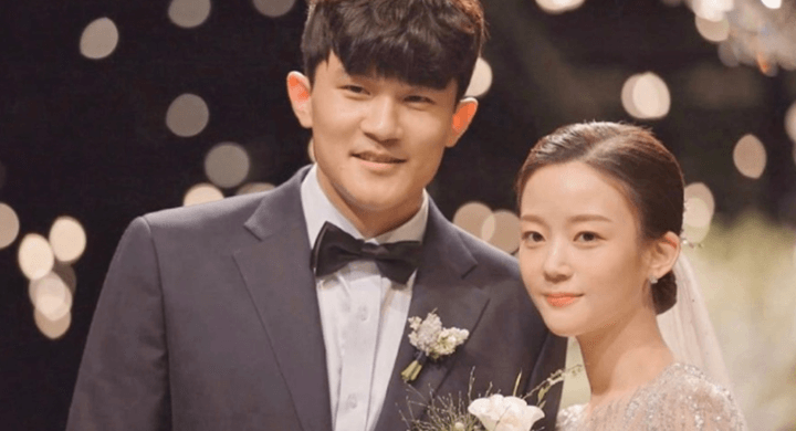 축구선수-김민재-와이프-안지민씨와-결혼-당시-예복입고-미소짓는-모습
