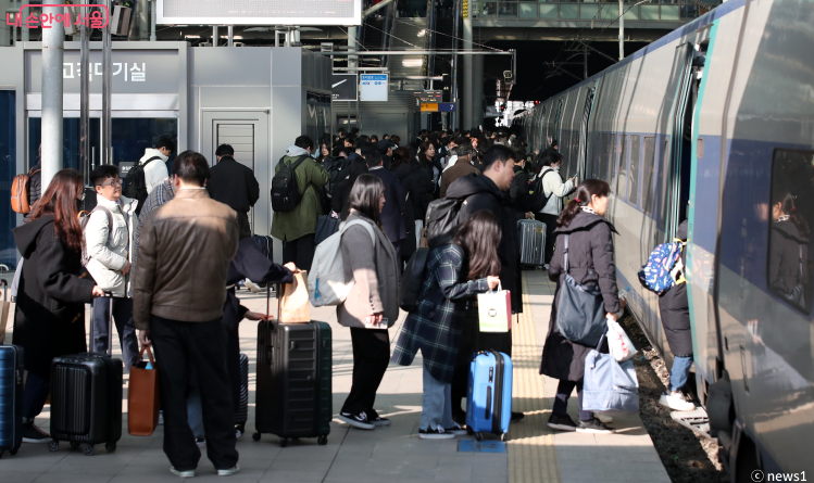 설날 KTX 귀성객 사진