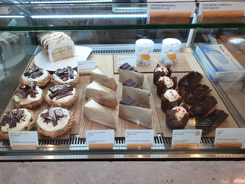 진열된-케이크와-타르트들