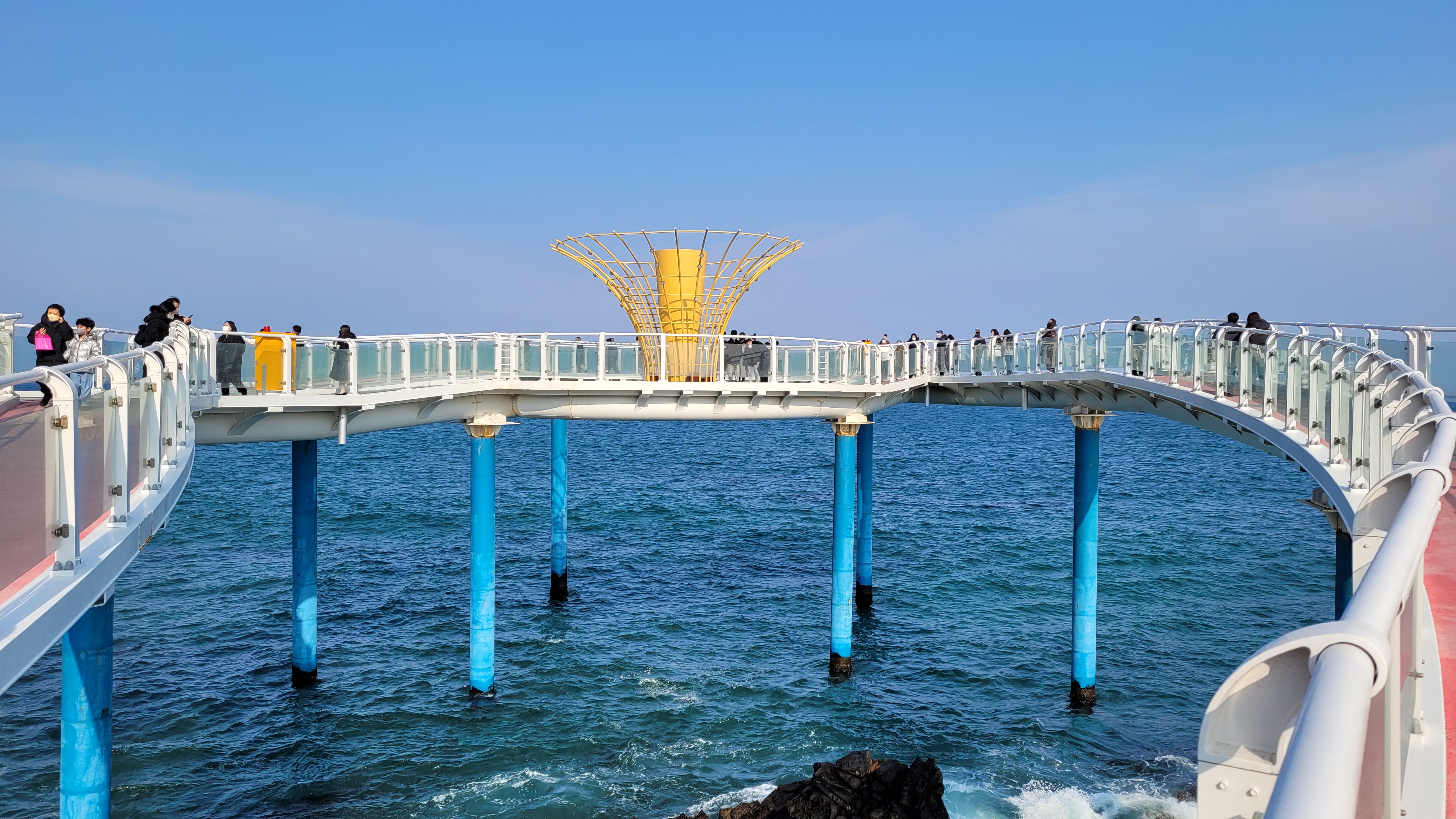 바다위 스카이벨리위에 많은 사람들