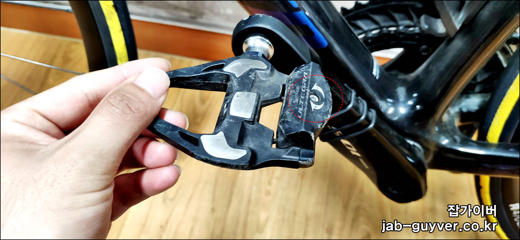 클릿 페달은 자전거와 신발을 단단히 고정시켜 회전력 손실을 줄여주는 장비입니다. 덕분에 케이던스 높은 라이딩에 적합하고 멋도 나죠. 하지만 처음 사용하는 분들에겐 조금 부담스러운 장비일 수 있어요. 특히 정지 시 제때 발을 빼지 못하면 넘어지기 십상이죠. 이번 글에서는 자전거 입문자분들을 위한 시마노 클릿페달의 장력 조절 방법을 중심으로, SPD 페달 세팅 팁과 장력 인디케이터 확인법까지 실사용 경험을 바탕으로 자세히 다뤄보겠습니다. 클릿에 대한 두려움을 줄이고, 좀 더 안전하게 클릿 슈즈 라이딩을 시작해보세요.