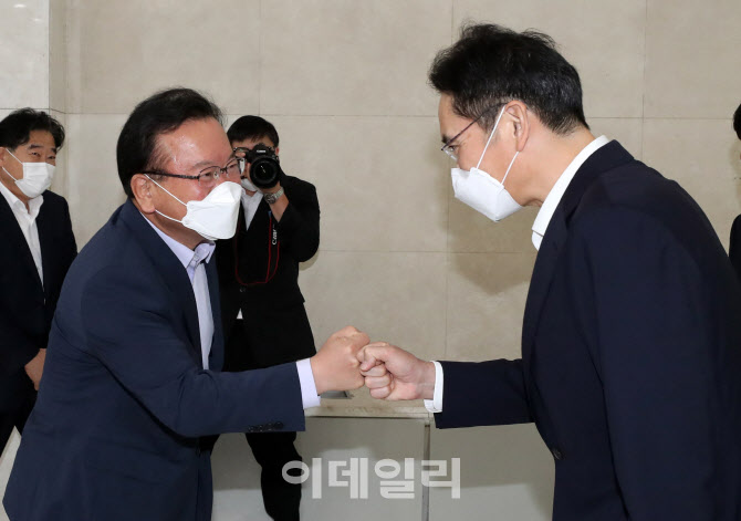 가석방 이재용, 첫 외부활동으로 '청년 채용' 현장 찾은 이유