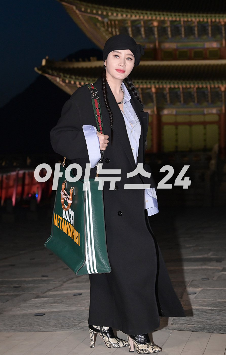 '김혜수니까 소화하는 패션' 배우 김혜수가 16일 오후 서울 경복궁에서 진행된 구찌(Gucci) 2024 크루즈 패션쇼에 참석하고 있다.