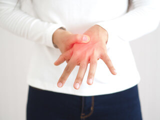 루프스 병 (systemic lupus erythematosus), 전신성 홍반성 원인과 증상에 대해 알아봤습니다. 매우 생소한 이름인데요. 얼굴에 나비 모양으로 발진이 일어났다면 한번쯤은 의심해봐야 합니다. 루프스 병은 어디 병원으로 가야 하는지와 치료방법까지 천천히 읽어 보시기 바랍니다.