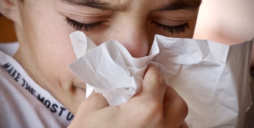 코를 풀고 있는 소년