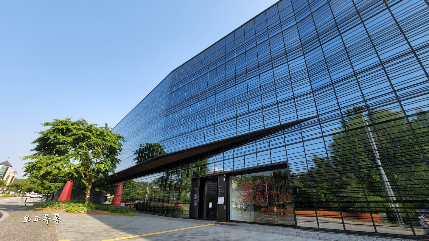 경기도 용인시에 있는 도립미술관 백남준 아트센터 건물 입구 앞에서