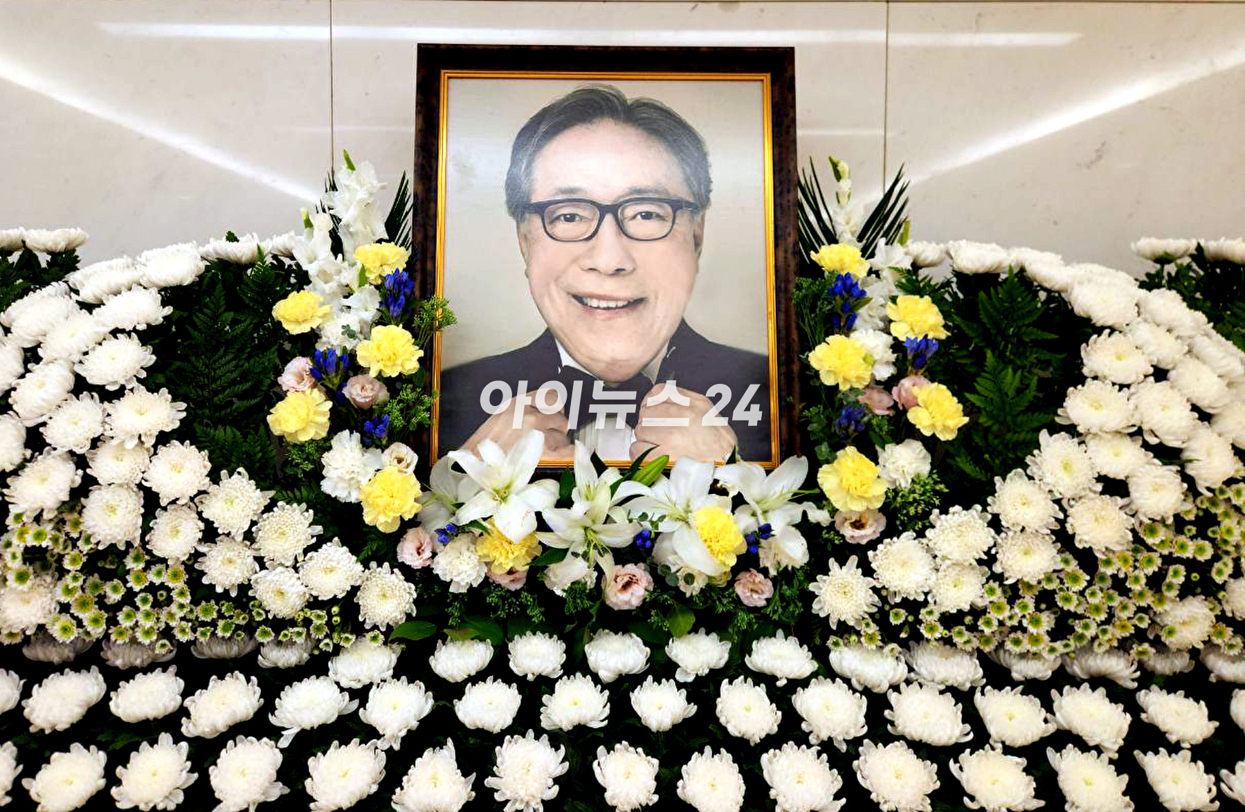 원로배우 변희봉이 향년 81세를 일기로 별세한 가운데 18일 오후 삼성서울병원 장례식장에 고인의 빈소가 차려져 있다. 고인의 영정사진 모습. [사진=소속사 제공]