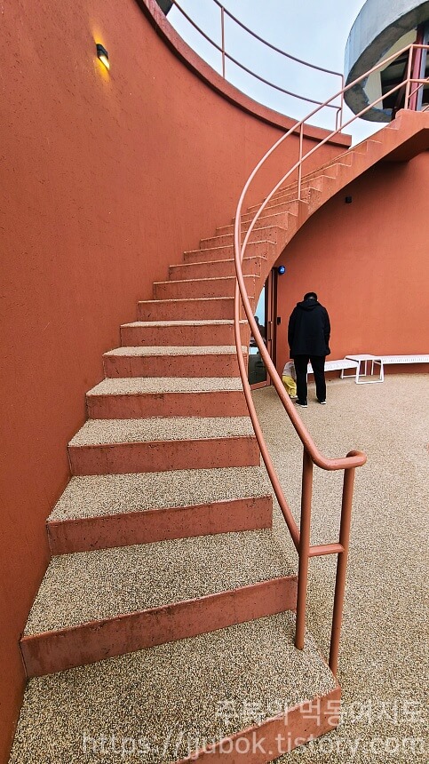 커피인터뷰-파도리-안뜰-계단