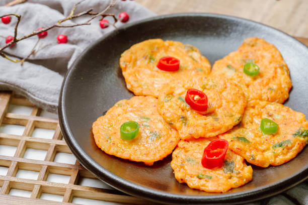 김치전 &amp; 게뷔르츠트라미너(Gew&uuml;rztraminer) 와인 페어링｜매콤하고 바삭한 한입에 피어나는 향신의 하모니