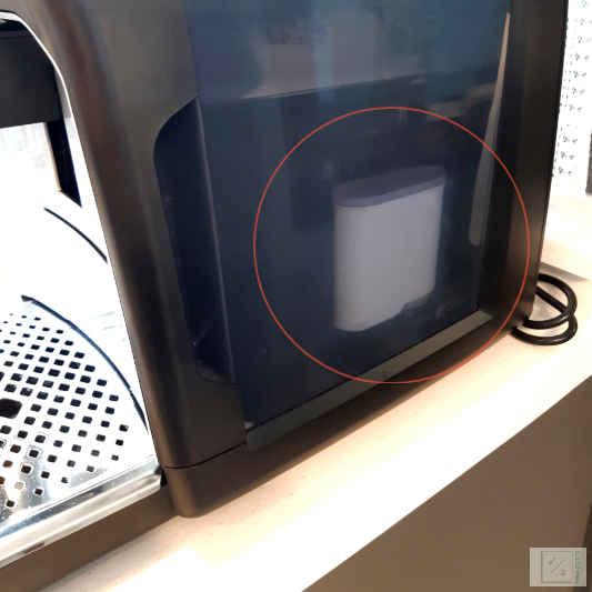 커피머신에 설치된 정수 필터 사진이다.