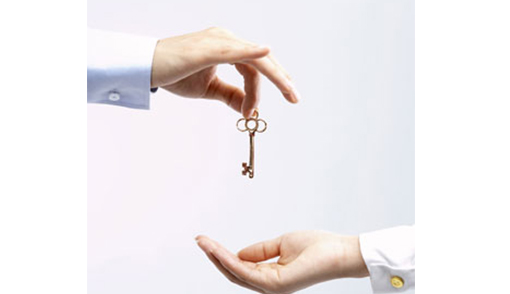 열쇠를-떨어트리는-손과-받는손