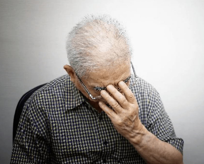 기억력-깜빡하는-흰머리-고령자