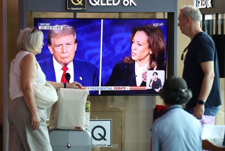 지난 9월 서울역 대합실에 설치된 텔레비전에서 카멀라 해리스 미국 부통령과 도널드 트럼프 전 미국 대통령의 미 대선 후보 TV토론회가 생중계되고 있다.