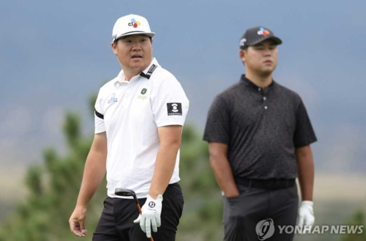 PGA투어 플레이오프 2차전 BMW 챔피언십 3라운드에서 같은 조에서 경기하게 된 임성재와 김시우(사진출처.연합뉴스)