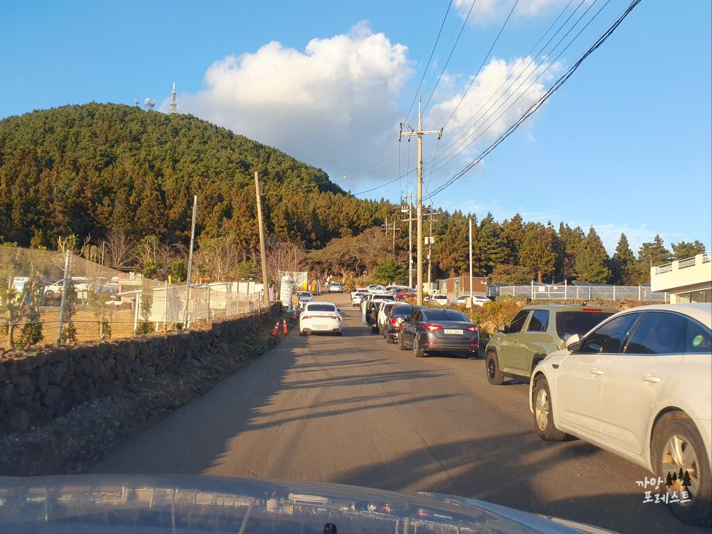 제주 금오름 주차공간