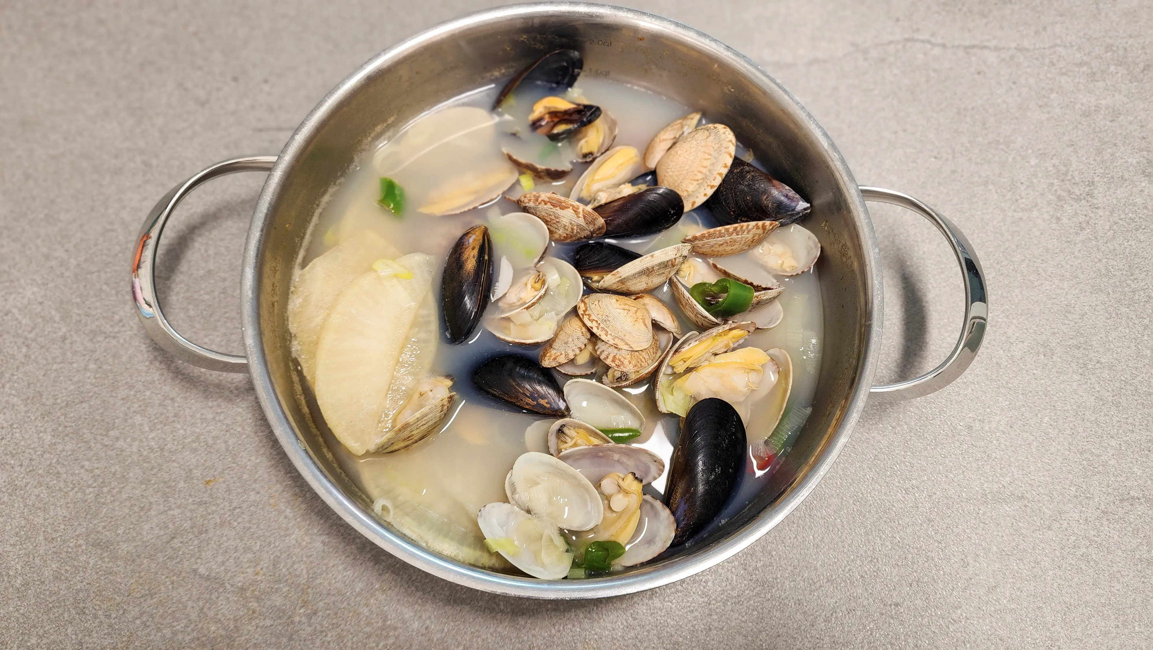 홍합과-바지락과-국물이-들어-있는-넓은냄비가-식탁위에-있는사진-01